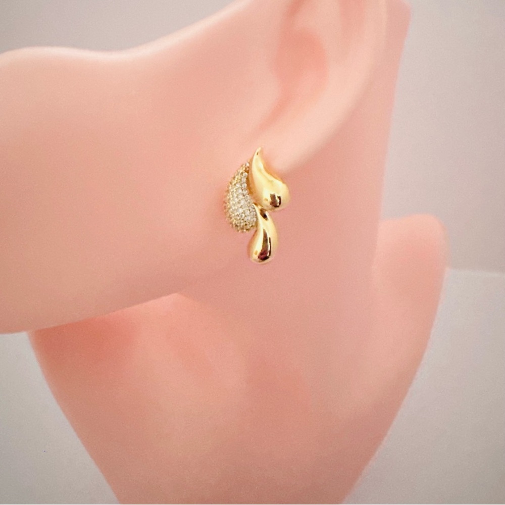 Elegant 18K Gold Plated and rhinestones drops Women's stud Earrings. New